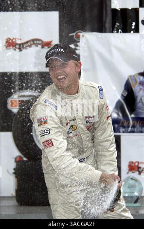 Rennsieger Ryan Dalziel (GBR) Sierra Sierra Racing auf dem Podium. Toyota Atlantic Championship, Rd5, Portland International Raceway, Portland, Oregon, USA, 21. Juni 2003..DIGITALES BILD (Credit Image: ©Sutton Motorsports/ZUMA Press) Stockfoto