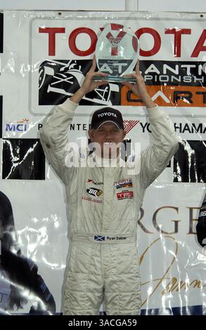 Rennsieger Ryan Dalziel (GBR) Sierra Sierra Racing auf dem Podium. Toyota Atlantic Championship, Rd5, Portland International Raceway, Portland, Oregon, USA, 21. Juni 2003..DIGITALES BILD (Credit Image: ©Sutton Motorsports/ZUMA Press) Stockfoto