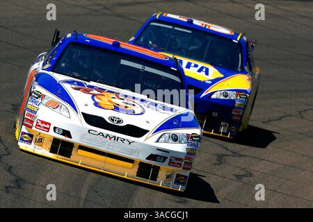 10. April 2008: Avondale, Arizona, USA: MICHAEL MCDOWELL mit seinem Autobesitzer Michael Waltrip fährt in der 2. Runde in Phoenix ab. Subway Fresh Fit 500 Phoenix International Raceway, Avondale, AZ. (Bild: © Russell LaBounty/Cal Sport Media/ZUMA Press) Stockfoto
