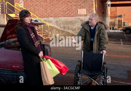 ERSCHEINUNGSDATUM: 19. Januar 2007. FILMTITEL: Die Wilden. STUDIO: Fox Searchlight Pictures. Eine Schwester (Linney) und ein Bruder (Hoffman) sehen sich den Realitäten familiärer Verantwortung gegenüber, als sie beginnen, sich um ihren kranken Vater zu kümmern. IM BILD: LAURA LINNEY als Wendy Savage, PHILIP SEYMOUR HOFFMAN als Jon Savage. Laura Linney erhielt 2008 eine Oscar-Nominierung für Performance von einer Schauspielerin in einer Hauptrolle. Stockfoto