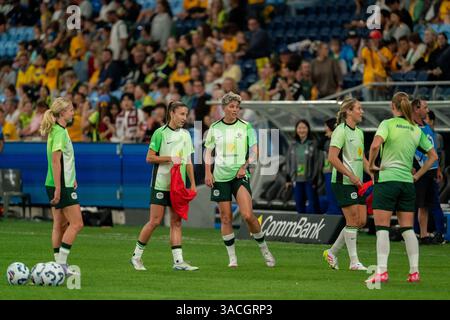 Sydney, Australien. April 2025. Sydney, Australien, 4. April 2025: Spieler Australiens wärmen sich während des internationalen Freundschaftsspiels zwischen Australien und Korea im Allianz Stadium in Sydney auf. (NOE Llamas/SPP) Credit: SPP Sport Press Photo. /Alamy Live News Stockfoto