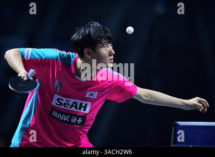 Chennai, Indien. 30. März 2025. Der 18-jährige Oh Jun-sung triumphierte in einem packenden Siebenspiel für Männer im Singles gegen den französischen Konkurrenten Thibault Poret Stockfoto