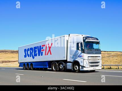 Screwfix Direct Limited LKW, mit hoher Geschwindigkeit auf der Autobahn M6 in Richtung Süden, Shap, Cumbria, England, Vereinigtes Königreich, Europa. Stockfoto