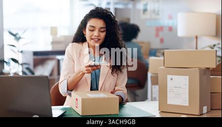 Code, Frau und Telefon für Box in kleinen Unternehmen, Logistik oder Startup für Inventar, Bestellung oder Scannen in Boutiquen. Foto, Person oder Ladenbesitzer mit Stockfoto