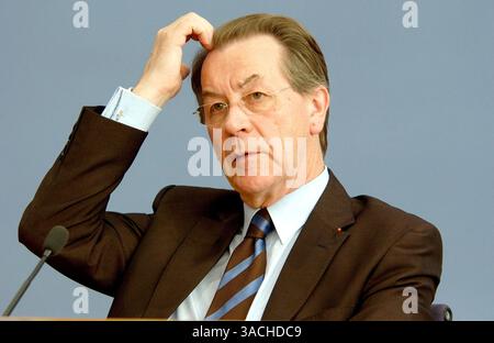 13. Oktober 2005 - Berlin, DEUTSCHLAND - Ein deutscher Politiker und SPD-Vorsitzender FRANZ MUENTEFERING, der während einer Pressekonferenz zum aktuellen Stand der Vorbereitung auf Koalitionsgespräche vorgestellt wurde. (Kreditbild: © Jose Giribas/Keystone Pressedienst/ZUMA Press) Stockfoto