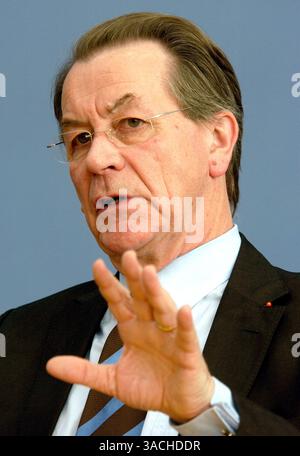 13. Oktober 2005 - Berlin, DEUTSCHLAND - Ein deutscher Politiker und SPD-Vorsitzender FRANZ MUENTEFERING, der während einer Pressekonferenz zum aktuellen Stand der Vorbereitung auf Koalitionsgespräche vorgestellt wurde. (Kreditbild: © Jose Giribas/Keystone Pressedienst/ZUMA Press) Stockfoto