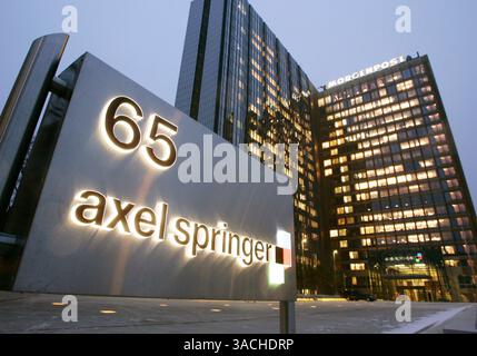 17. Januar 2006 - Berlin, DEUTSCHLAND - die Axel Springer AG ist einer der größten Zeitungsverlage in Europa mit mehr als 150 Zeitungen und Zeitschriften in über 30 Ländern, darunter mehrere Mittel- und osteuropäische Länder: Ungarn, Polen, Tschechien, Russland und westeuropäische Länder: Deutschland, Frankreich, Spanien, Schweiz, mehr als 10.000 Mitarbeiter mit Jahresumsätzen und Einnahmen in Höhe von einer Milliarde Euro (Credit Image: Keystone Pressedienst/ZUMAPRESS.com) Stockfoto