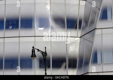 Oktober 2007 - New York City, New York, USA - Frank Gehry entwarf dieses Gebäude an der 11th Avenue auf der Westseite von Manhattan, New York City, für Barry Dillers IAC/InterActiveCorp-Geschäft. (Foto: © Brian McDermott/ZUMA Press) RESTRIKTIONEN: Aufnahme für die New York Daily News Stockfoto