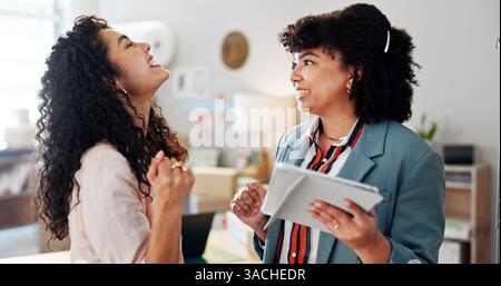 Lächeln, Menschen und Erfolg auf Tablet für Vertrieb, gute Nachrichten und Verkaufsfortschritte bei Online-Bestellungen. Begeistert, Frauen und digital mit Erfolg von Stockfoto