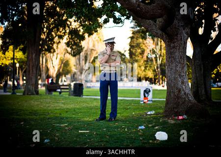 Februar 2008 - Berkeley, Kalifornien, USA - Ein Marine, der sich weigerte, identifiziert zu werden, zeigt seine Unterstützung für das Militär vor dem Rathaus von Berkeley in Berkeley, Kalifornien. „Ich bin nur hier, um meinen Mund zu halten und stumme Unterstützung zu zeigen“, sagte der Marine. Eine Entscheidung des Stadtrates von Berkeley, auf die Anwesenheit des Rekrutierungsbüros des Marine Corps in seiner Stadt zu verzichten, löste eine weit verbreitete Debatte aus und zog Hunderte ins Rathaus von Berkeley, um zu erfahren, ob der rat seine Entscheidung widerrufen würde. Anti-Kriegs-Demonstranten reihten sich auf einer Seite von Martin Luther King Jr. an Way und pro-militärische Unterstützer auf der anderen. Beide g Stockfoto