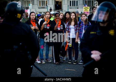 Februar 2008 - Berkeley, Kalifornien, USA - Anti-Kriegs-Demonstranten schauen über eine Polizeilinie auf eine pro-militärische Menschenmenge in Berkeley, Kalifornien Eine Entscheidung des Stadtrates von Berkeley, auf die Anwesenheit des Rekrutierungsbüros des Marine Corps in seiner Stadt zu verzichten, löste eine weit verbreitete Debatte aus und zog Hunderte ins Rathaus von Berkeley, um zu erfahren, ob der rat seine Entscheidung widerrufen würde. Anti-Kriegs-Demonstranten reihten sich auf einer Seite von Martin Luther King Jr. an Way und pro-militärische Unterstützer auf der anderen. Beide Gruppen sangen Lieder, zündeten Musik aus Lautsprechern und verhöhnten sich gegenseitig, und mehrere Verhaftungen wurden durchgeführt. (Guthaben Im Stockfoto