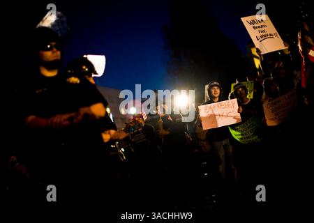 Februar 2008 - Berkeley, Kalifornien, USA - Pro-Militär-Anhänger verspotten Anti-Kriegs-Demonstranten auf einer Polizeilinie in Berkeley, Kalifornien Eine Entscheidung des Stadtrates von Berkeley, auf die Anwesenheit des Rekrutierungsbüros des Marine Corps in seiner Stadt zu verzichten, löste eine weit verbreitete Debatte aus und zog Hunderte ins Rathaus von Berkeley, um zu erfahren, ob der rat seine Entscheidung widerrufen würde. Anti-Kriegs-Demonstranten reihten sich auf einer Seite von Martin Luther King Jr. an Way und pro-militärische Unterstützer auf der anderen. Beide Gruppen sangen Lieder, zündeten Musik aus Lautsprechern und verhöhnten sich gegenseitig, und mehrere Verhaftungen wurden durchgeführt. (Gutschrift I Stockfoto