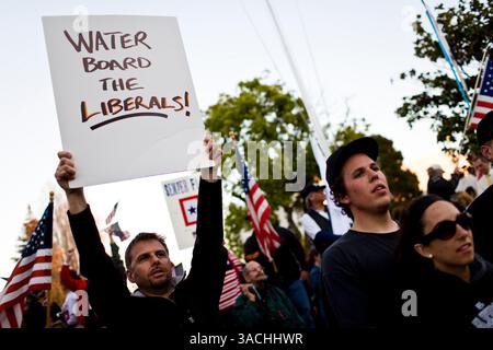 12. Februar 2008 – Berkeley, Kalifornien, USA – Matt Menning, 40, aus San Jose, links, zeigt seine Unterstützung für das Militär. "Ich bin entschieden gegen die Verordnung des stadtrates", sagte Menning. "Ich musste herkommen und meine Meinung sprechen." Eine Entscheidung des Stadtrates von Berkeley, auf die Anwesenheit des Rekrutierungsbüros des Marine Corps in seiner Stadt zu verzichten, löste eine weit verbreitete Debatte aus und zog Hunderte ins Rathaus von Berkeley, um zu erfahren, ob der rat seine Entscheidung widerrufen würde. Anti-Kriegs-Demonstranten reihten sich auf einer Seite von Martin Luther King Jr. an Way und pro-militärische Unterstützer auf der anderen. Beide Gruppen sangen Lieder, Blare Stockfoto