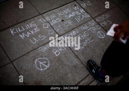 12. Februar 2008 - Berkeley, Kalifornien, USA - Ein Mann schaut auf den Bürgersteig von Antikriegsprotestierenden in Berkeley, Kalifornien Eine Entscheidung des Stadtrates von Berkeley, auf die Anwesenheit des Rekrutierungsbüros des Marine Corps in seiner Stadt zu verzichten, löste eine weit verbreitete Debatte aus und zog Hunderte ins Rathaus von Berkeley, um zu erfahren, ob der rat seine Entscheidung widerrufen würde. Anti-Kriegs-Demonstranten reihten sich auf einer Seite von Martin Luther King Jr. an Way und pro-militärische Unterstützer auf der anderen. Beide Gruppen sangen Lieder, zündeten Musik aus Lautsprechern und verhöhnten sich gegenseitig, und mehrere Verhaftungen wurden durchgeführt. (Kreditbild: © D Stockfoto