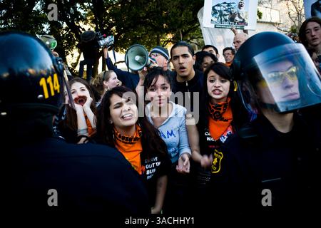 Februar 2008 - Berkeley, Kalifornien, USA - Anti-Kriegs-Demonstranten schreien über eine Polizeilinie auf eine pro-militärische Menschenmenge in Berkeley, Kalifornien Eine Entscheidung des Stadtrates von Berkeley, auf die Anwesenheit des Rekrutierungsbüros des Marine Corps in seiner Stadt zu verzichten, löste eine weit verbreitete Debatte aus und zog Hunderte ins Rathaus von Berkeley, um zu erfahren, ob der rat seine Entscheidung widerrufen würde. Anti-Kriegs-Demonstranten reihten sich auf einer Seite von Martin Luther King Jr. an Way und pro-militärische Unterstützer auf der anderen. Beide Gruppen sangen Lieder, zündeten Musik aus Lautsprechern und verhöhnten sich gegenseitig, und mehrere Verhaftungen wurden durchgeführt. (Gutschrift I Stockfoto
