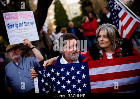 Februar 2008 – Berkeley, Kalifornien, USA – Jim Bitter und Elizabeth Manning unterstützen das Militär in Berkeley, Kalifornien. „Sie nehmen alles als selbstverständlich an“, sagte Manning über die Anti-Kriegs-Menge. "Man muss wachsam sein - man muss über seine Freiheit nachdenken." Eine Entscheidung des Stadtrates von Berkeley, auf die Anwesenheit des Rekrutierungsbüros des Marine Corps in seiner Stadt zu verzichten, löste eine weit verbreitete Debatte aus und zog Hunderte ins Rathaus von Berkeley, um zu erfahren, ob der rat seine Entscheidung widerrufen würde. Anti-Kriegs-Demonstranten reihten sich auf einer Seite von Martin Luther King Jr. an Way und pro-militärische Unterstützer auf dem OT Stockfoto