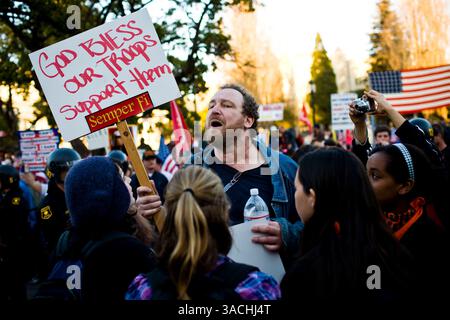 12. Februar 2008 - Berkeley, Kalifornien, USA - Ein pro-militärischer Unterstützer, Zentrum, streitet mit Antikriegsgegnern in Berkeley, Kalifornien Eine Entscheidung des Stadtrates von Berkeley, auf die Anwesenheit des Rekrutierungsbüros des Marine Corps in seiner Stadt zu verzichten, löste eine weit verbreitete Debatte aus und zog Hunderte ins Rathaus von Berkeley, um zu erfahren, ob der rat seine Entscheidung widerrufen würde. Anti-Kriegs-Demonstranten reihten sich auf einer Seite von Martin Luther King Jr. an Way und pro-militärische Unterstützer auf der anderen. Beide Gruppen sangen Lieder, zündeten Musik aus Lautsprechern und verhöhnten sich gegenseitig, und mehrere Verhaftungen wurden durchgeführt. (Kreditbild: Stockfoto