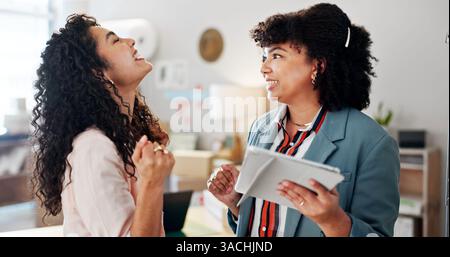 Begeisterte Menschen und Tablet-PCs für den Erfolg kleiner Unternehmen, gute Nachrichten und Verkaufsfortschritte bei Online-Bestellungen. Frauen, Digital- und Vertriebsleistungen Stockfoto