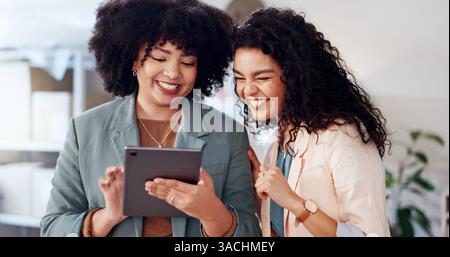 Begeistert sind Frauen und Teams auf Tablets für kleine Unternehmen, Online-Bestellungen und Lieferpläne für die Logistik. Menschen, digitale und gute Nachrichten mit E-Commerce Stockfoto