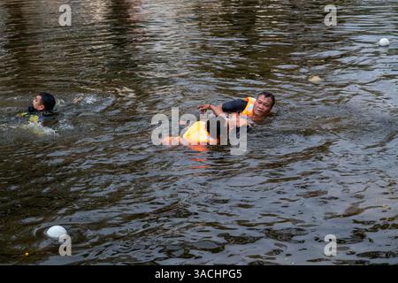 Chiang Mai, Thailand. April 2025. Katastrophenschutz- und Schadensbegrenzungsbeamte werden während einer Wasserrettung am Graben beobachtet, wie sie die Wasserrettung eines ertrinkenden Opfers üben. Die Gemeinde Chiang Mai führte Hochhaus- und Wasserrettungsübungen durch, um das Notfallpersonal auf mögliche Vorfälle während des Songkran Festivals und mögliche Erdbeben vorzubereiten. (Foto: Pongmanat Tasiri/SOPA Images/SIPA USA) Credit: SIPA USA/Alamy Live News Stockfoto