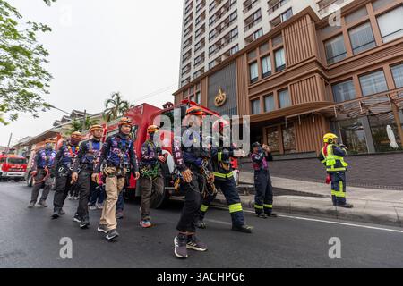 Chiang Mai, Thailand. April 2025. Bei einer Rettungsübung in Hochhäusern im Amora Tapae Hotel werden Beamte zur Katastrophenvorbeugung und -Minderung beim Gehen beobachtet. Die Gemeinde Chiang Mai führte Hochhaus- und Wasserrettungsübungen durch, um das Notfallpersonal auf mögliche Vorfälle während des Songkran Festivals und mögliche Erdbeben vorzubereiten. (Foto: Pongmanat Tasiri/SOPA Images/SIPA USA) Credit: SIPA USA/Alamy Live News Stockfoto