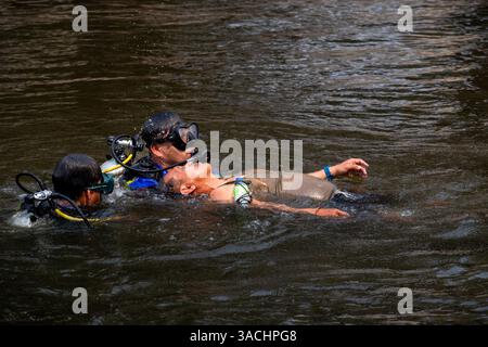 Chiang Mai, Thailand. April 2025. Katastrophenschutz- und Schadensbegrenzungsbeamte werden während einer Wasserrettung am Graben beobachtet, wie sie die Wasserrettung eines ertrinkenden Opfers üben. Die Gemeinde Chiang Mai führte Hochhaus- und Wasserrettungsübungen durch, um das Notfallpersonal auf mögliche Vorfälle während des Songkran Festivals und mögliche Erdbeben vorzubereiten. (Foto: Pongmanat Tasiri/SOPA Images/SIPA USA) Credit: SIPA USA/Alamy Live News Stockfoto