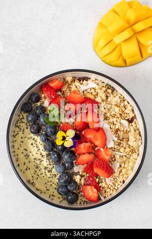 Gesunde Frühstücks-Acai-Schüssel mit frischen Beeren und Chiasamen. Smoothie-Schüssel Stockfoto