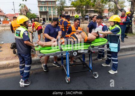 Chiang Mai, Thailand. April 2025. Katastrophenschutz- und Schadensbegrenzungsbeamte werden während einer Wasserrettung am Graben beobachtet, wie sie die Wasserrettung eines ertrinkenden Opfers üben. Die Gemeinde Chiang Mai führte Hochhaus- und Wasserrettungsübungen durch, um das Notfallpersonal auf mögliche Vorfälle während des Songkran Festivals und mögliche Erdbeben vorzubereiten. (Foto: Pongmanat Tasiri/SOPA Images/SIPA USA) Credit: SIPA USA/Alamy Live News Stockfoto