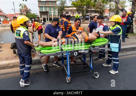 Chiang Mai, Thailand. April 2025. Katastrophenschutz- und Schadensbegrenzungsbeamte werden während einer Wasserrettung am Graben beobachtet, wie sie die Wasserrettung eines ertrinkenden Opfers üben. Die Gemeinde Chiang Mai führte Hochhaus- und Wasserrettungsübungen durch, um das Notfallpersonal auf mögliche Vorfälle während des Songkran Festivals und mögliche Erdbeben vorzubereiten. Quelle: SOPA Images Limited/Alamy Live News Stockfoto
