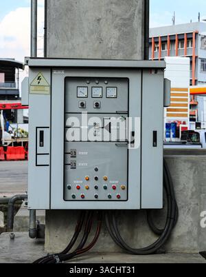 Elektrische Hauptverteilereinheit oder elektrische Tasten mit Wahlschalter, Druckschalter und Kontrollleuchten. Stockfoto