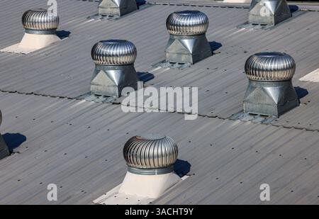 Dachventilator, Kugellüftung, Luftventilator auf dem Dach, Ventilatoren auf dem Dach drehen und kühle Luft in das Gebäude leiten. Stockfoto