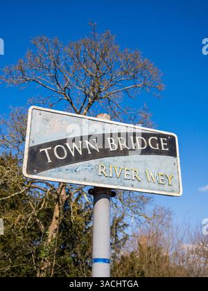Stadtbrückenschild, River Wey, Godalming, Surrey, England, GROSSBRITANNIEN, GB. Stockfoto
