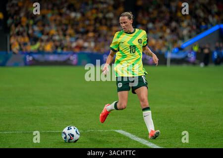 Sydney, Australien. April 2025. Sydney, Australien, 4. April 2025: Emily van Egmond (10 Australien) dribbelt mit dem Ball während des internationalen Freundschaftsspiels zwischen Australien und Korea Republic im Allianz Stadium in Sydney, Australien. (NOE Llamas/SPP) Credit: SPP Sport Press Photo. /Alamy Live News Stockfoto