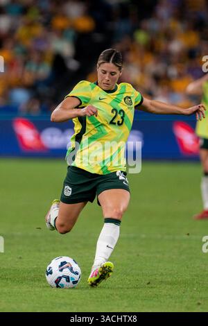 Sydney, Australien. April 2025. Sydney, Australien, 4. April 2025: Kyra Cooney-Cross (23 Australien) übergibt den Ball während des internationalen Freundschaftsspiels zwischen Australien und Korea im Allianz Stadium in Sydney, Australien. (NOE Llamas/SPP) Credit: SPP Sport Press Photo. /Alamy Live News Stockfoto