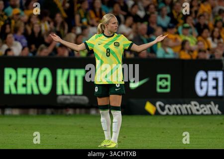 Sydney, Australien. April 2025. Sydney, Australien, 4. April 2025: Kaitlyn Torpey (8 Australien) beschwert sich über einen Anruf während des internationalen Freundschaftsspiels zwischen Australien und Korea Republic im Allianz Stadium in Sydney, Australien. (NOE Llamas/SPP) Credit: SPP Sport Press Photo. /Alamy Live News Stockfoto