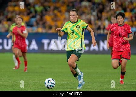 Sydney, Australien. April 2025. Sydney, Australien, 4. April 2025: Caitlin Foord (9 Australien) dribbelt mit dem Ball während des internationalen Freundschaftsspiels zwischen Australien und Korea Republic im Allianz Stadium in Sydney, Australien. (NOE Llamas/SPP) Credit: SPP Sport Press Photo. /Alamy Live News Stockfoto