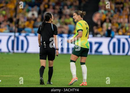 Sydney, Australien. April 2025. Sydney, Australien, 4. April 2025: Steph Catley (7 Australien) streitet mit dem Schiedsrichter während des internationalen Freundschaftsspiels zwischen Australien und Korea Republic im Allianz Stadium in Sydney, Australien. (NOE Llamas/SPP) Credit: SPP Sport Press Photo. /Alamy Live News Stockfoto