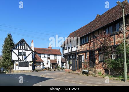 High Street in Old Oxted, beliebtes Pendlerdorf in der Nähe der North Downs in Surrey, Großbritannien. Zeigt die alte Glocke, ein traditionelles öffentliches Haus. Stockfoto