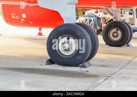 Hauptfahrwerk des modernen Passagierflugtaxis auf dem Taxiweg. Stockfoto