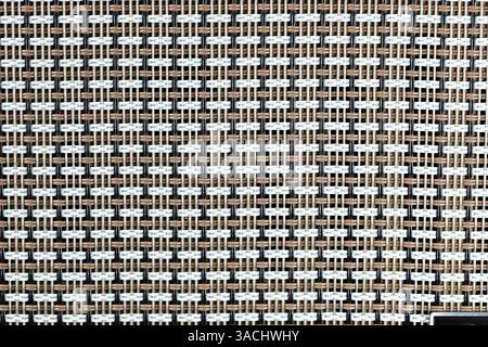 Lautsprechergitter im Retro-Stil, Lautsprecherabdeckung, Textur des Stoffes, Cord, Polypropylen-Hintergrund. Nahaufnahme der Textur der Lautsprecheroberfläche. Stockfoto