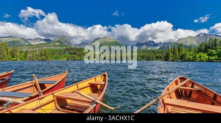 Malerische Boote auf dem Tatra See umgeben von majestätischen Bergen in der Slowakei. Ruhige Landschaft mit klarem blauem Wasser und alpinen Hintergründen Stockfoto