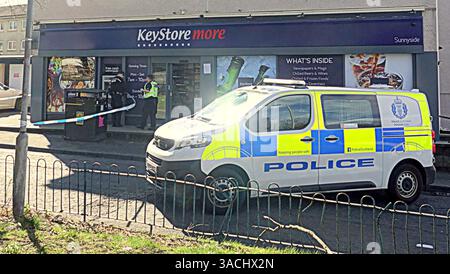 Glasgow, Schottland, Großbritannien. April 2025. Polizeivorfall am Keystore-Geldautomat als Mini-Mart auf Keale Crescent in Ritterwood, sah einen Vorfall heute Morgen wurde abgeklebt und zwei Polizeidetektive werden in 2261 großen Western Road Hochhaus Wohnungen neben dem Geschäft gesehen. Credit Gerard Ferry /Alamy Live News Stockfoto