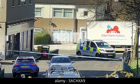 Glasgow, Schottland, Großbritannien. April 2025. Polizeivorfall am Keystore-Geldautomat als Mini-Mart auf Keale Crescent in Ritterwood, sah einen Vorfall heute Morgen wurde abgeklebt und zwei Polizeidetektive werden in 2261 großen Western Road Hochhaus Wohnungen neben dem Geschäft gesehen. Credit Gerard Ferry /Alamy Live News Stockfoto