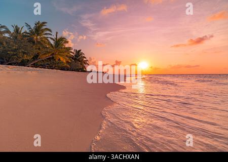 Fantastischer Blick aus der Nähe auf die ruhigen Meerwasserwellen mit orangefarbenem Sonnenaufgang Sonnenuntergang. Tropische Inselstrandlandschaft, exotische Küste. Sommerurlaub Stockfoto