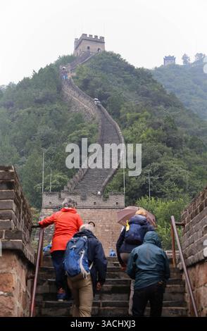 Blick auf die Chinesische Mauer aus einer Niedrigwinkelperspektive (Badaling, China) - 4. September 2024 Stockfoto