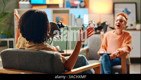 Frauen, Tablet und glücklich für Podcast, Aufnahme und Heimstudio mit Fragen in sozialen Netzwerken. Personen, Referent und Interview mit Diskussion Stockfoto