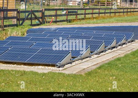 1. April 2025 - Noordseschut-Niederlande: Kleines Solarfeld auf Kies, umgeben von Gras, zur Erzeugung erneuerbarer Energie in einem ländlichen Drenth Stockfoto