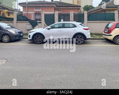 Crema, Italien - 2. März 2025 der weiße Kia XCeed parkt auf einer Wohnstraße und präsentiert sein elegantes Design vor dem Hintergrund charmanter Häuser und Mo Stockfoto