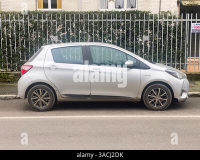 Crema, Italien - 2. März 2025 Seitenansicht eines schlanken, silbernen Toyota Yaris Hybrid, der an einer Stadtstraße parkt, unterstreicht sein modernes Design und seine Attraktivität Stockfoto