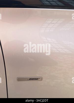Crema, Italien - 2. März 2025 Nahaufnahme des Bose-Logos an der Vordertür eines beigefarbenen Renault Espace Initiale Paris, das den Premium-Soun unterstreicht Stockfoto